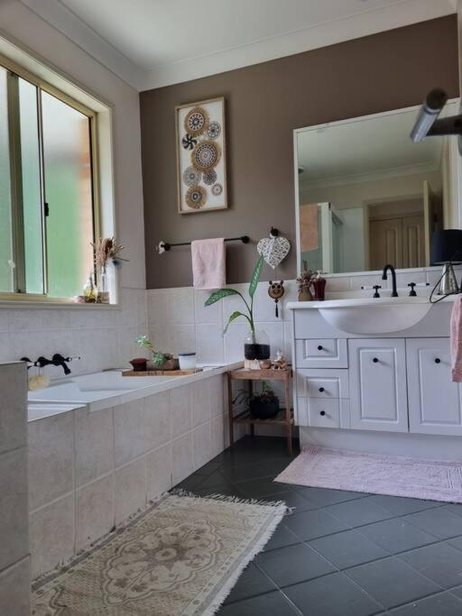 Cheerful 3-bedroom In The Heart Of Burleigh Heads Apartment Gold Coast