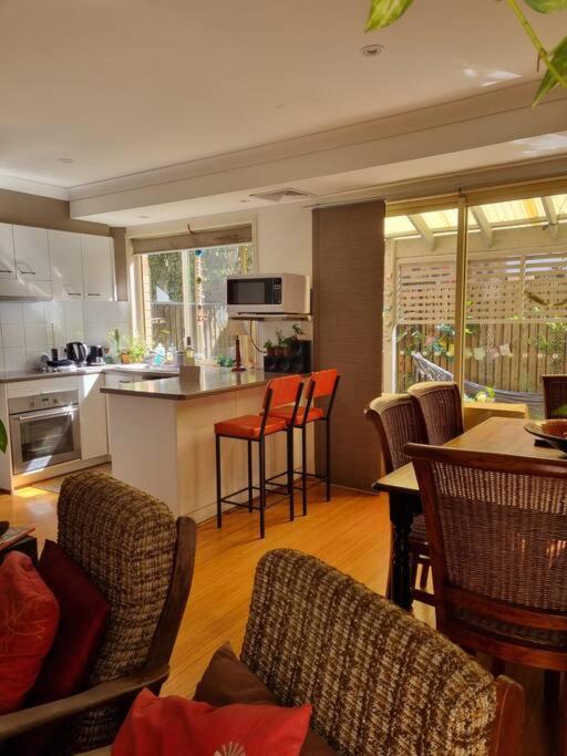 Cheerful 3-bedroom In The Heart Of Burleigh Heads