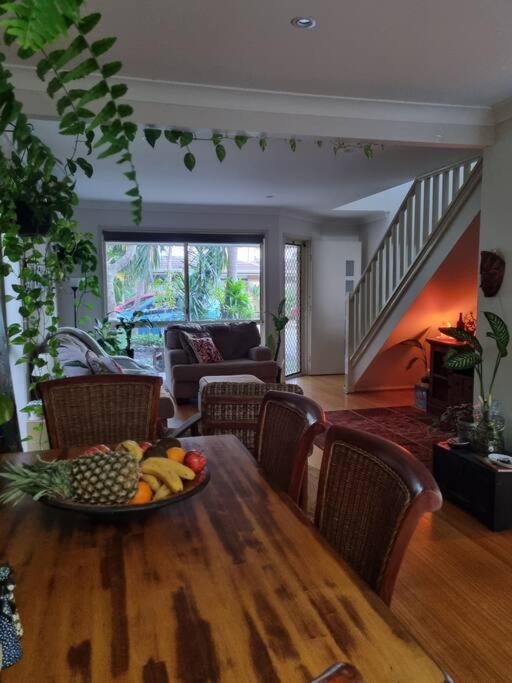 Cheerful 3-bedroom In The Heart Of Burleigh Heads